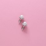 Load image into Gallery viewer, Pearl Glimmer Earrings